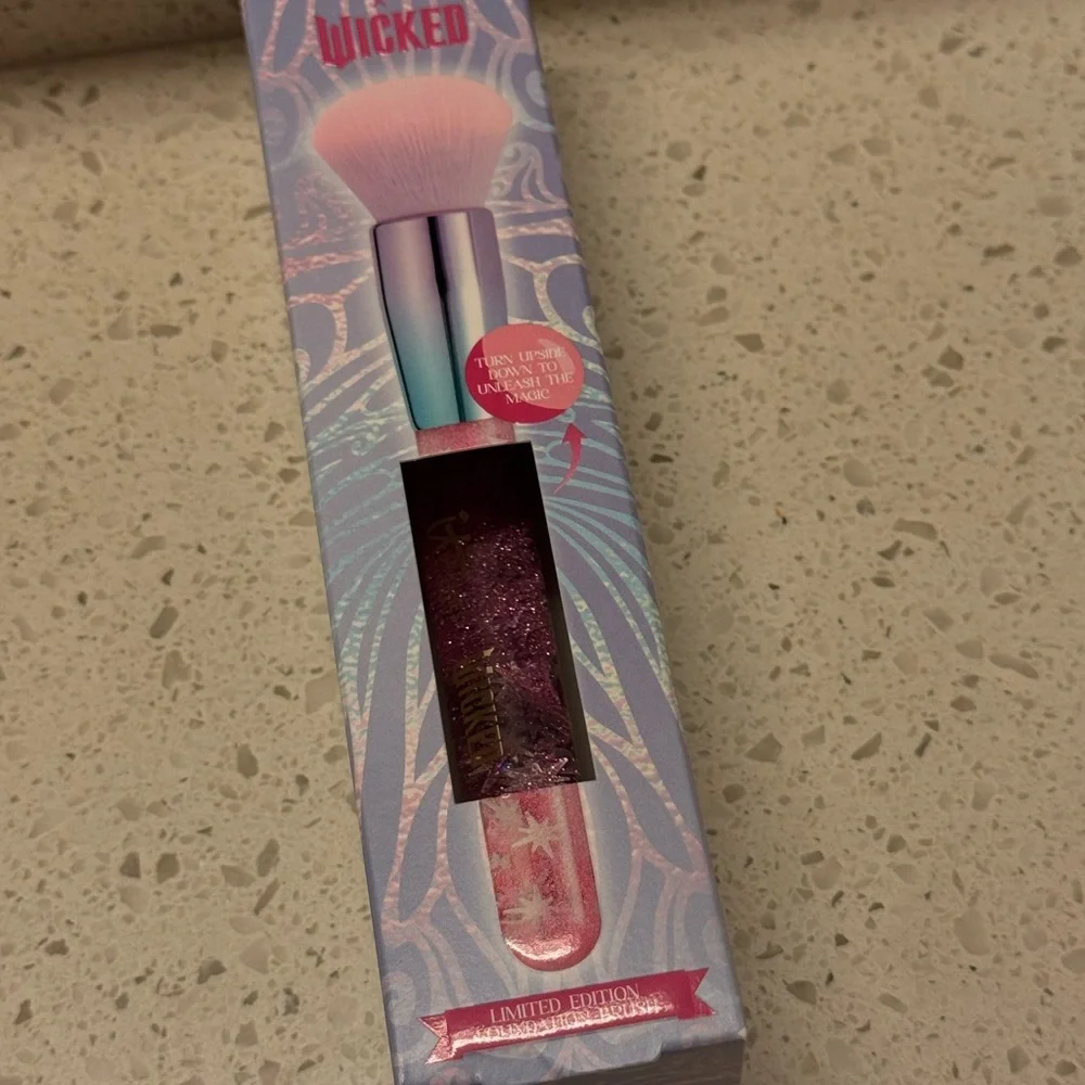 Wicked X IT Cosmetics Limited-Edition Glinda Foundation Brush NIB